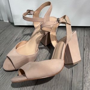 NWT Gianni Bini Nude Heels